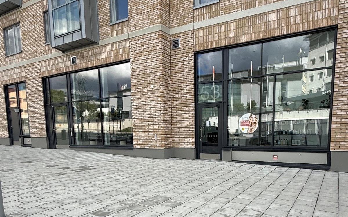 Hairfine Kistas entré på Torshamnsgatan 53 med stora glaspartier