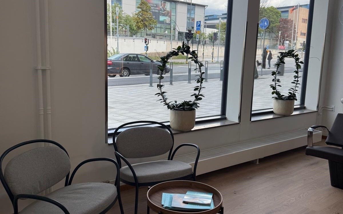 Väntplatser vid panoramafönstren mot Torshamnsgatan