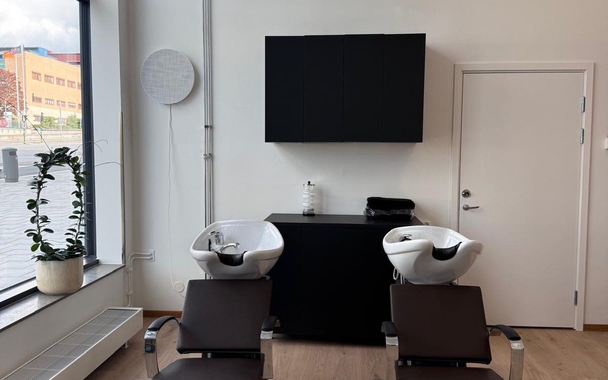 Två tvättplatser i salongen